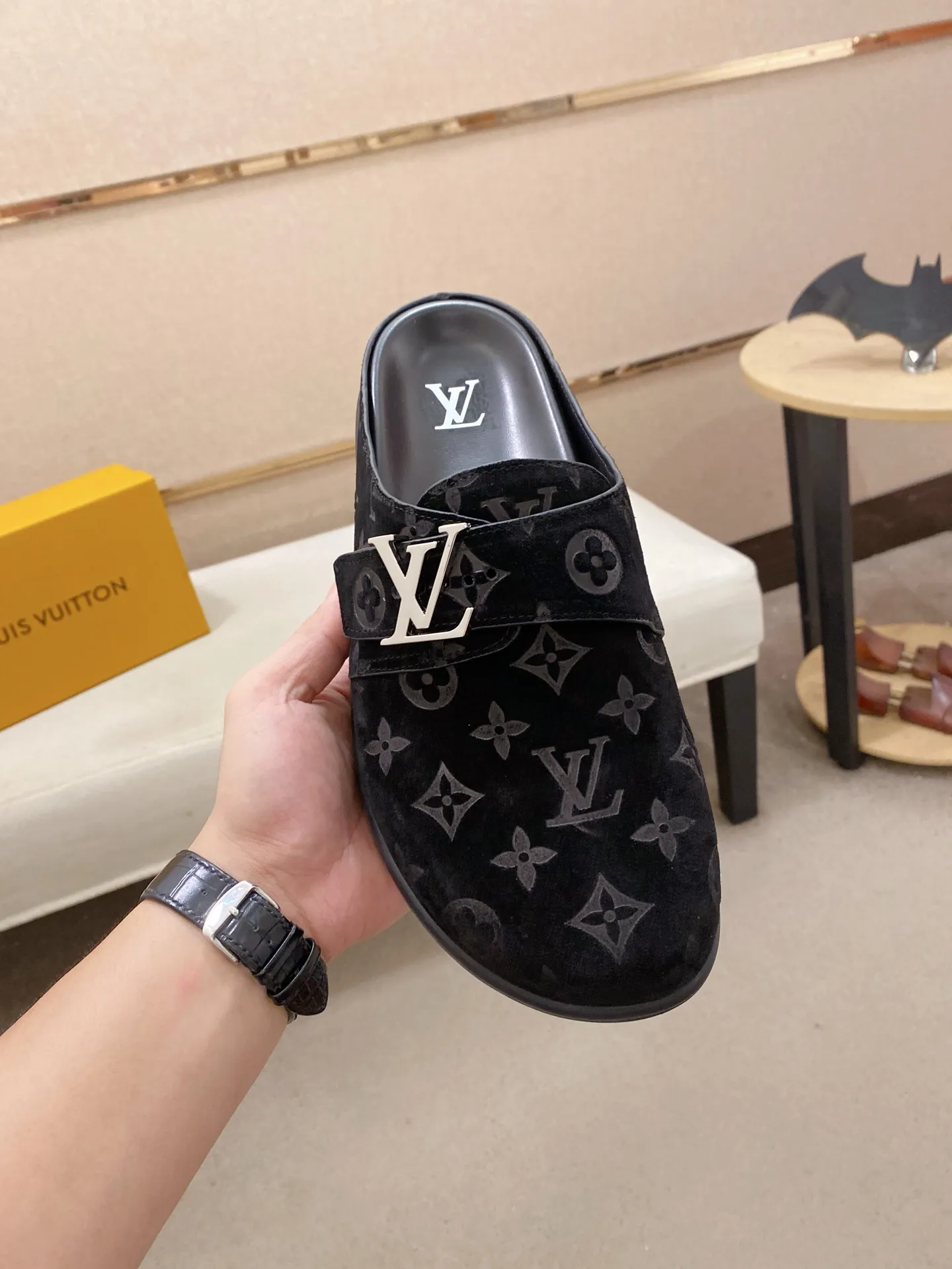 Men's shoes💰: 220💰38-45, LV Easy 2025 new men's casual sandals and slippers, made of suede cow leather, with Monogram pattern to highlight the trendy style. Adjustable straps illuminated with LV letters, while a resilient insole and micro outsole provide lightweight comfort. Made of suede cow leather with embossed Monogram pattern and brand element metal hardware✅Adjustable straps➕Tough insole‼ ️Micro outsole. Comfortable and easy to wear‼ ️